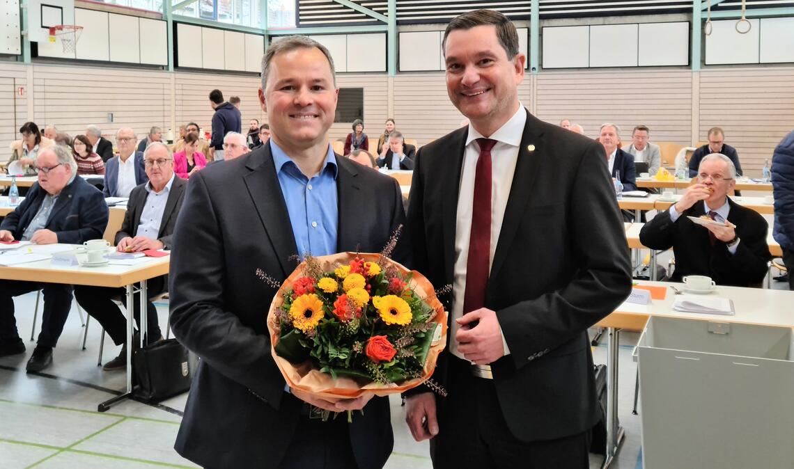 Verbandsdirektor Sascha Klein (li.) mit Klaus Mack. Foto: Peche