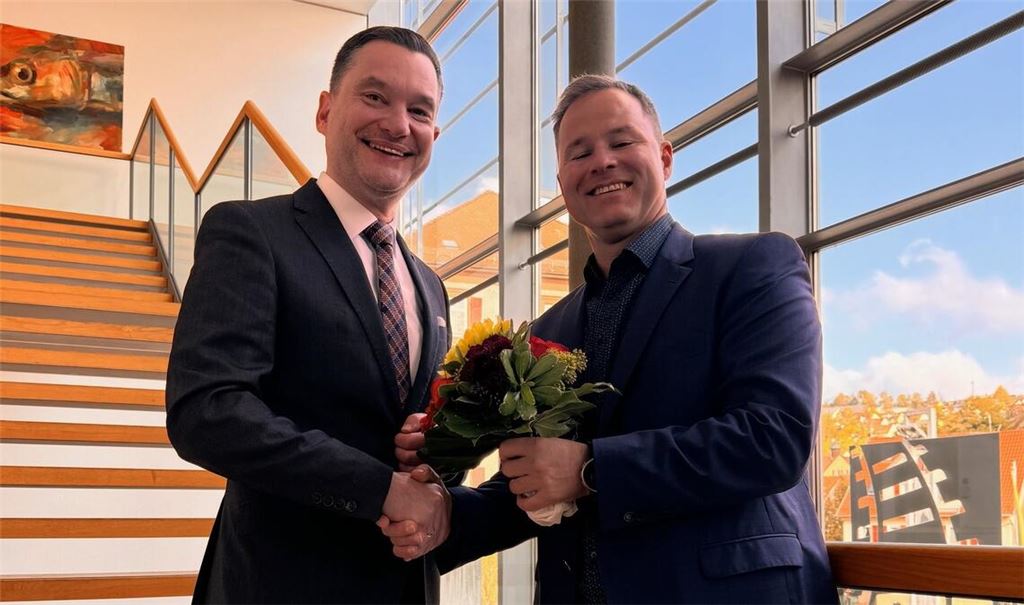 Verbandsdirektor Sascha Klein (re.) gratuliert Klaus Mack zur Wiederwahl. Foto: privat