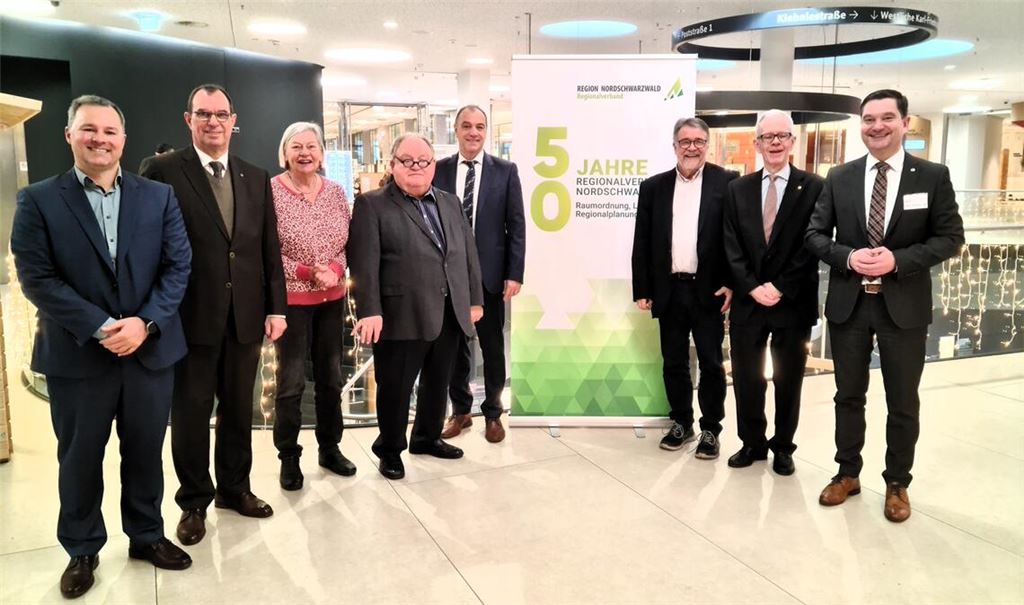 Verbandsdirektor Sascha Klein (v.li.), die Fraktionsvorsitzenden Frank Schneider (FDP), Renate Thon (Grüne), Günter Bächle (CDU), Volker Schuler (FWV), Hans Vester (SPD), Norbert Sturm (AfD) und Verbandsvorsitzender Klaus Mack. Foto: Peche