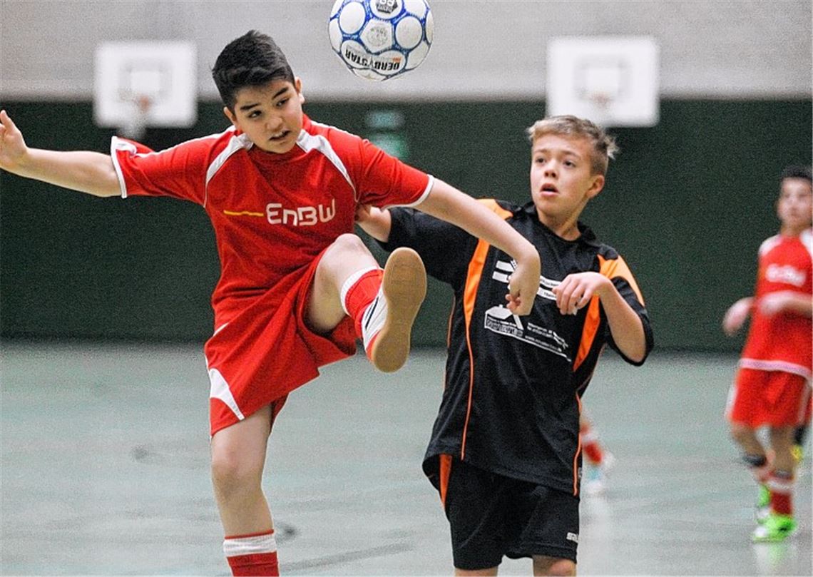 Verbissener Zweikampf zwischen den D-Junioren der Sportfreunde Mühlacker (Berat Özdemir, li.) und dem SV Königsbach. Foto: Fotomoment