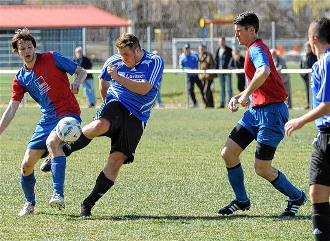 Verbissenes Nachbarschaftsduell zwischen Viktoria Enzberg (schwarze Hosen) und dem TSV Ötisheim. Foto: Fotomoment