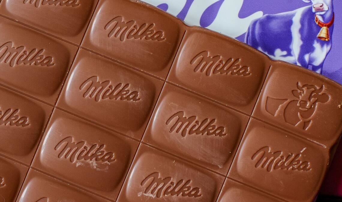 Verbraucherschützer klagen gegen die kleinere Packung von Milka-Schokolade. (Archivbild)