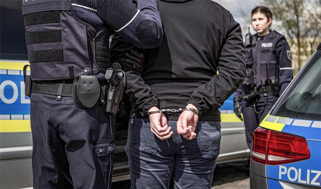 Verdacht des Versuchten Mordes: Nachdem wird festgenommen, weil er eine Gasleitung manipuliert haben soll. Symbolbild: Archiv