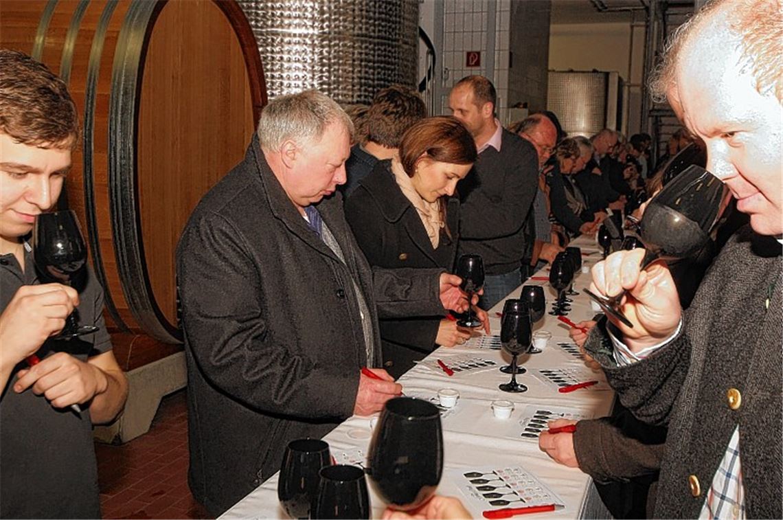 Verdeckte „Geruchsprobe“: Was verbirgt sich im schwarzen Glas? 