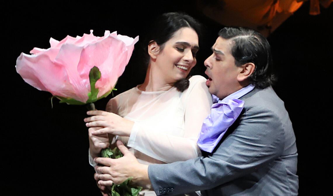 Verdi in neuem Gewand: Stamatia Gerothanasi (Violetta Valéry) und Felipe Rojas Velozo (Alfredo Germont). Foto:Theater PF/Haymann