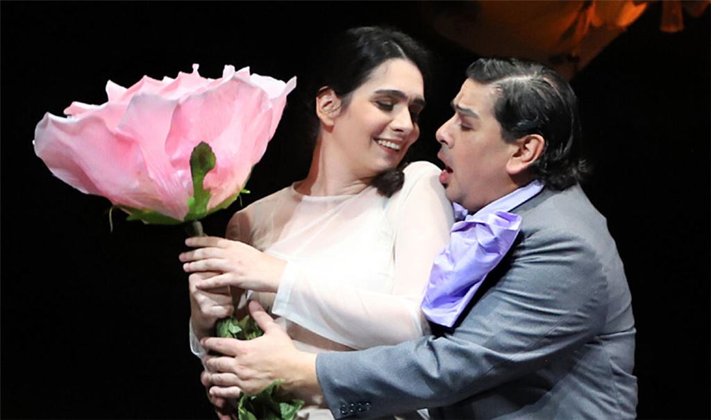 Verdi in neuem Gewand: Stamatia Gerothanasi (Violetta Valéry) und Felipe Rojas Velozo (Alfredo Germont). Foto:Theater PF/Haymann