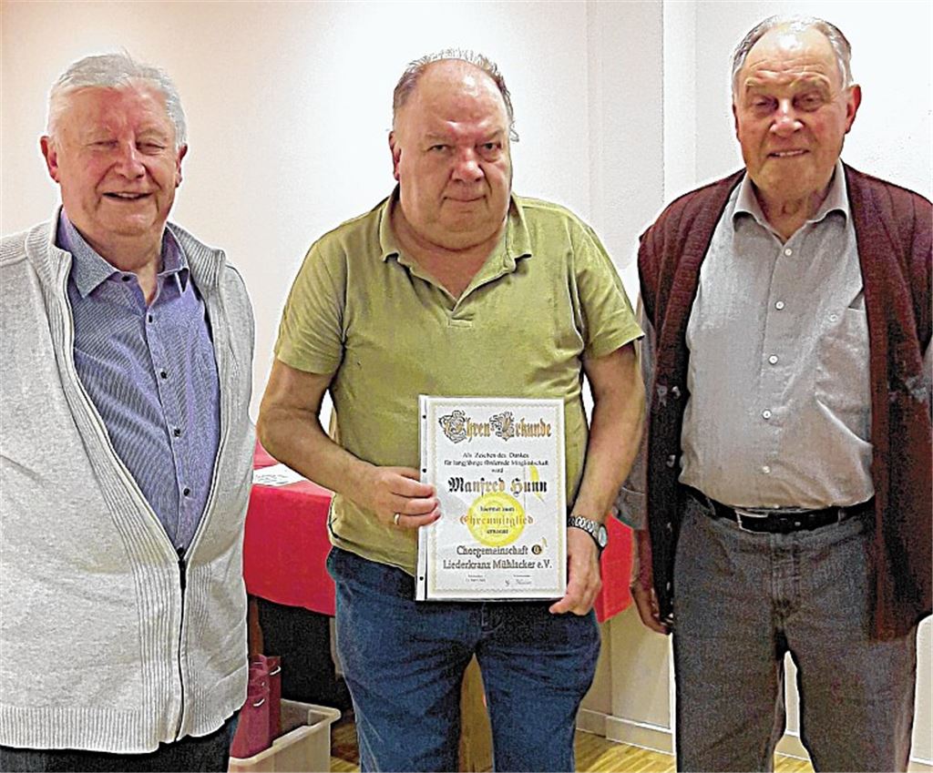 Verdiente Kräfte der Chorgemeinschaft Liederkranz: Vorsitzender Gerhard Hunn, das neue Ehrenmitglied Manfred Hunn und der Vize-Vorsitzende Werner Hunn (v.li.).privat