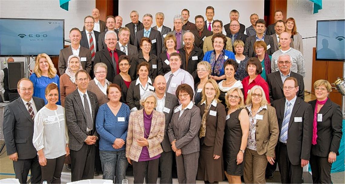 Verdiente Mitarbeiter und Ehrengäste bei der Jubilarfeier von E.G.O. in Oberderdingen.