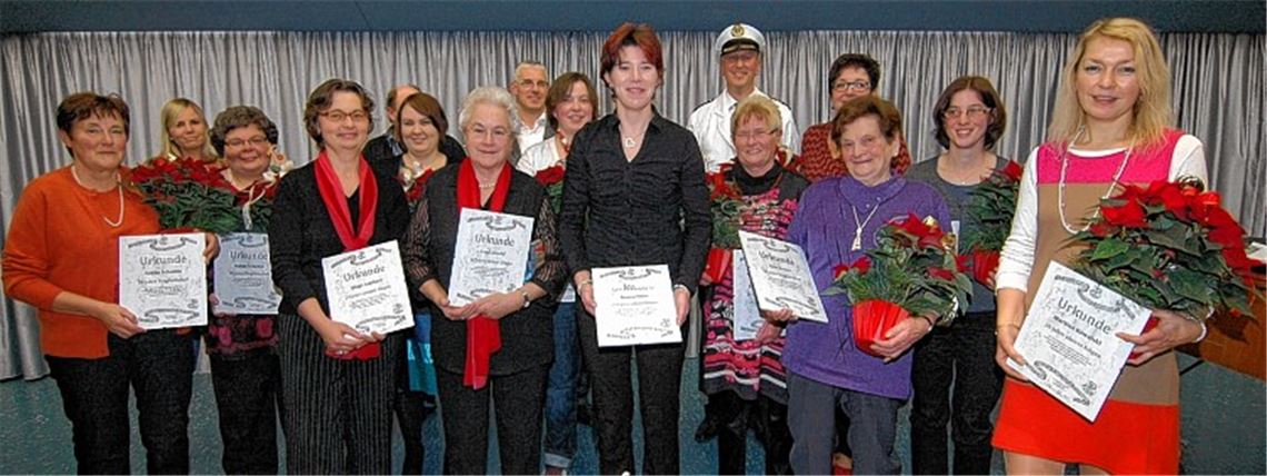 Verdiente Mitglieder haben die Vorsitzenden Thomas Schrenk und Gerhard Scheible bei der Weihnachtsfeier des Liederkranzes Ölbronn geehrt. Ein ganz außergewöhnliches Sängerjubiläum kann Loni Arnold feiern, die seit runden 60 Jahren im Verein aktiv ist. Für 20 Jahre aktives Singen im Chor wurden Bianca Iluan, zugleich aktives Mitglied der Theatergruppe, Schriftführerin Martina Kowalski und Sängerin Birgit Salchert ausgezeichnet. 20 Jahre Mitglied sind Erna Arnold, Adalbert Bangha, Sonja Combe, Gaby Elbs, Harald Michi, Sarah Müller, Lisanne Ockert, Liza Perli, Simone Rieger, Elfriede Sandritter, Michael Scheck, Caroline Scheible, Gerda Scheible, Margit Scheible, Christine und Helmut Schneider, Else Stahl, Miriam Steinmetz, Caroline Treut und Doris Rall.