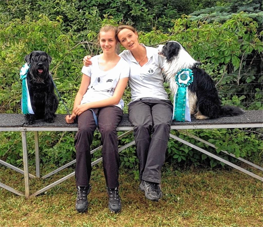 Verdiente Südwestdeutsche Meister: Franziska Hagenbuch und Jerry (li.) sowie Anne-Kathrin Weiß und Luke vom VdH Knittlingen. Foto: privat