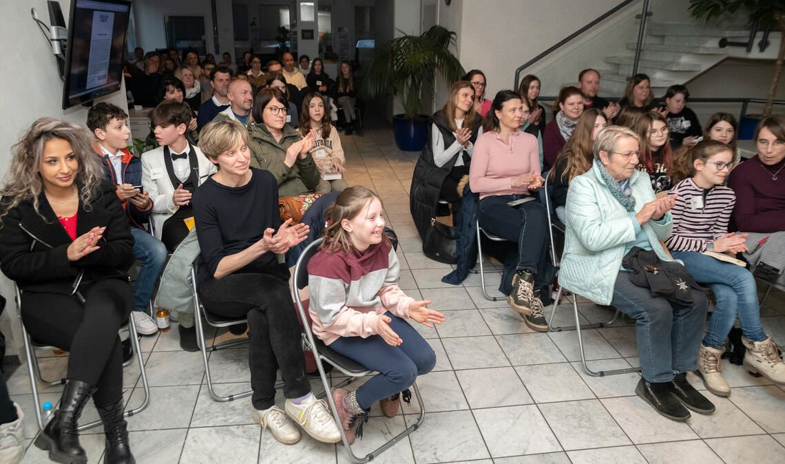 Verdienten Beifall bekommen alle, die sich im Verlagshaus des Mühlacker Tagblatt beim Vorlesewettbewerb präsentieren. Foto: Fotomoment