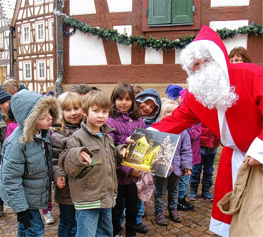Verdienter Lohn: Vor dem Adventskalenderhaus beschenkt der Nikolaus die fleißigen Knittlinger Grundschüler.