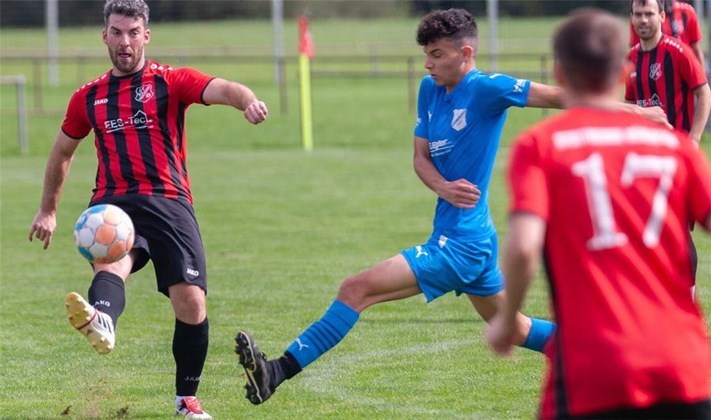 Verdienter Sieg: Spielertrainer Florian Barth (li.) und die Sportfreunde. Foto: Fotomoment