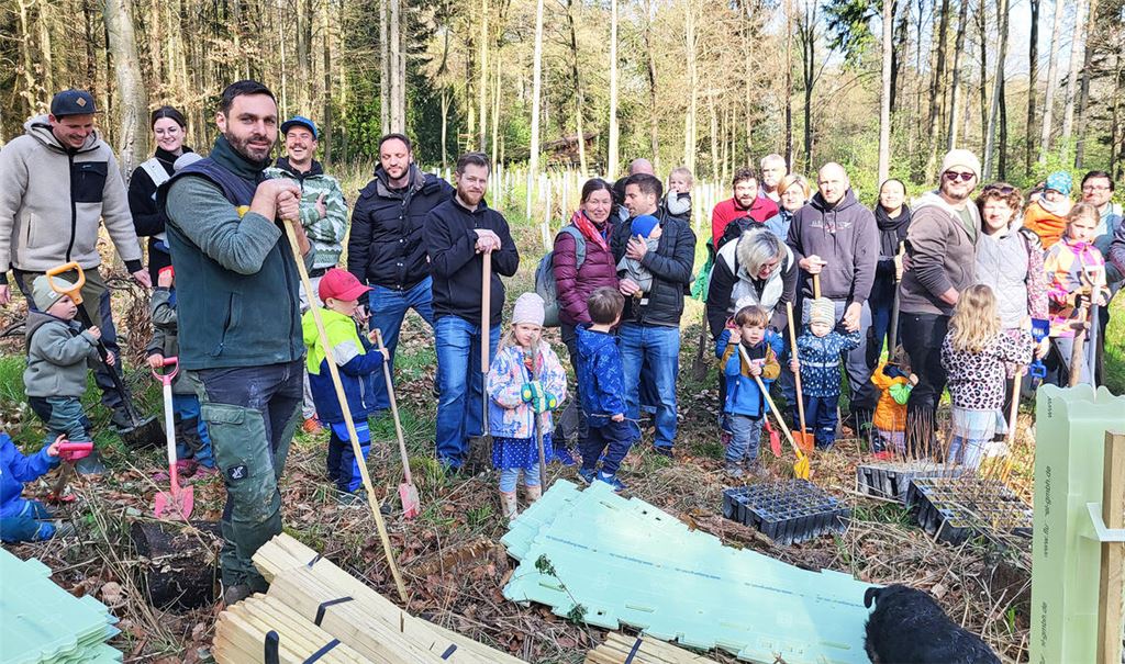 Verein pflanzt mit Förster 150 Setzlinge ein. Foto: privat