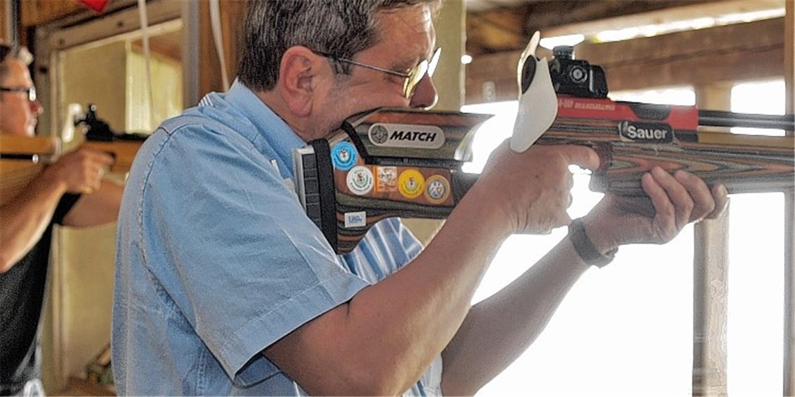 Vereine, Firmen und Einzelschützen messen sich mit dem Luftgewehr. Foto: Appich