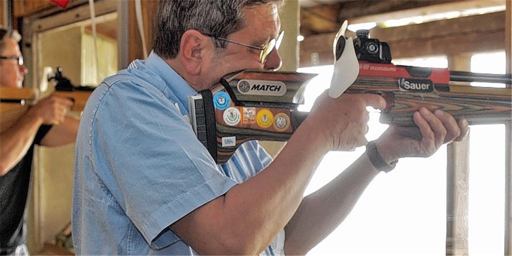 Vereine, Firmen und Einzelschützen messen sich mit dem Luftgewehr. Foto: Appich