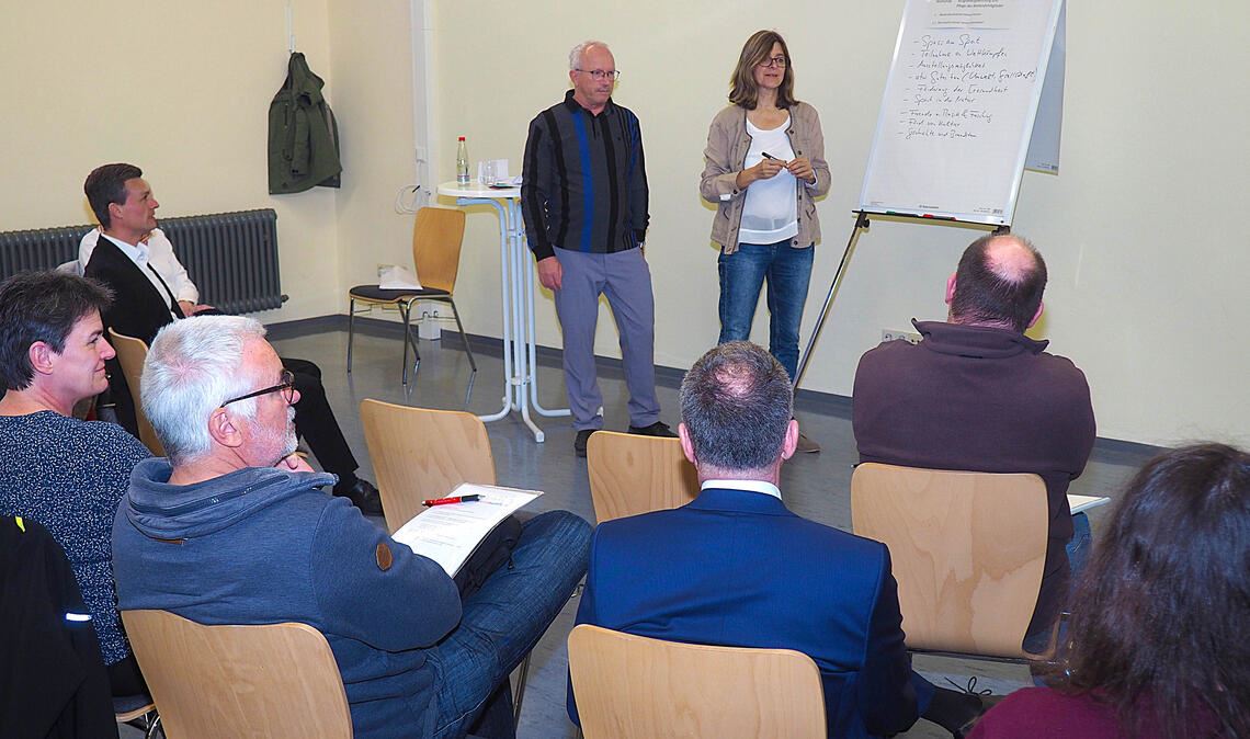 Vereinsbegleiter Harald Schulzek und Helga Jakubowski (stehend), Koordinatorin bei der Freiwilligenagentur, diskutieren mit den Teilnehmern und Teilnehmerinnen. Foto: Müller