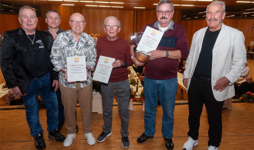 Vereinschef Klaus Biebel und sein Vize Oliver Grässle (v.li.) ehren Alfred Müller, Horst Fichtner und Helmut Schmid mit Anton Öhler vom Landesboxsportverband. Fotos: Fotomoment
