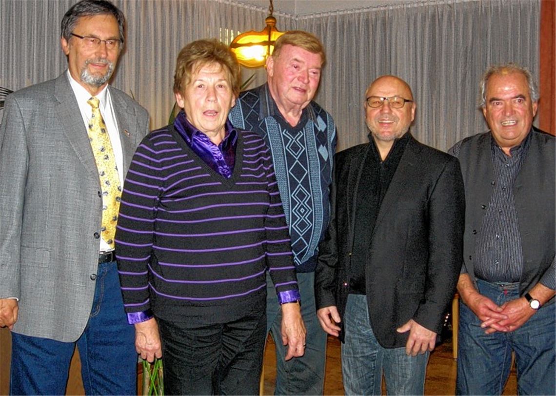 Vereinschef Wilhelm Herzog (v.li.) zeichnet die Mitglieder Herta Bohn, Fritz Bangert, Rolf Sander und Werner Knödler aus. 