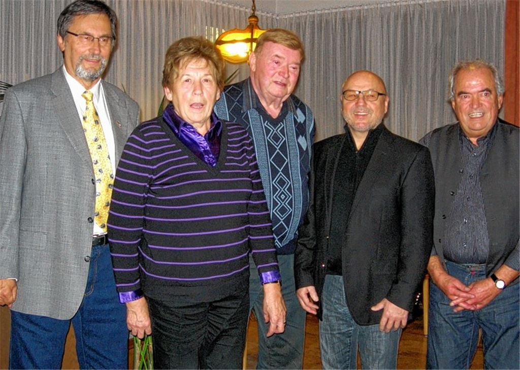 Vereinschef Wilhelm Herzog (v.li.) zeichnet die Mitglieder Herta Bohn, Fritz Bangert, Rolf Sander und Werner Knödler aus. 