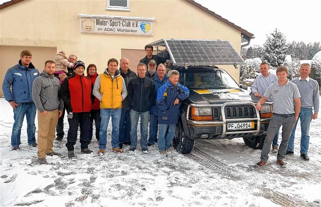 Vereinsmitglieder und Sponsoren der Fahrt verabschieden das ThoThoMi-Team mit Thomas, Michael und Thomas Knapp (v.re.).