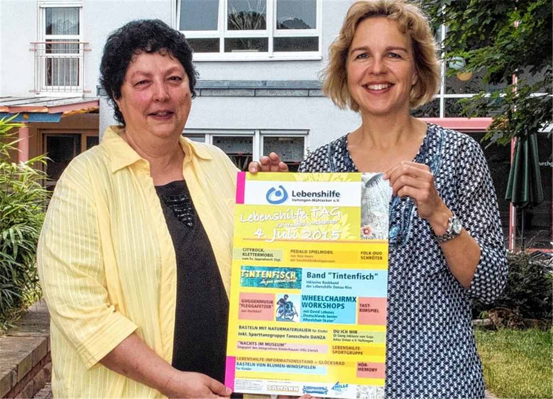 Vereinsvorsitzende Gabriele Higer (li.) und Geschäftsführerin Sandra Sailer präsentieren das Plakat zum Lebenshilfe-Tag.