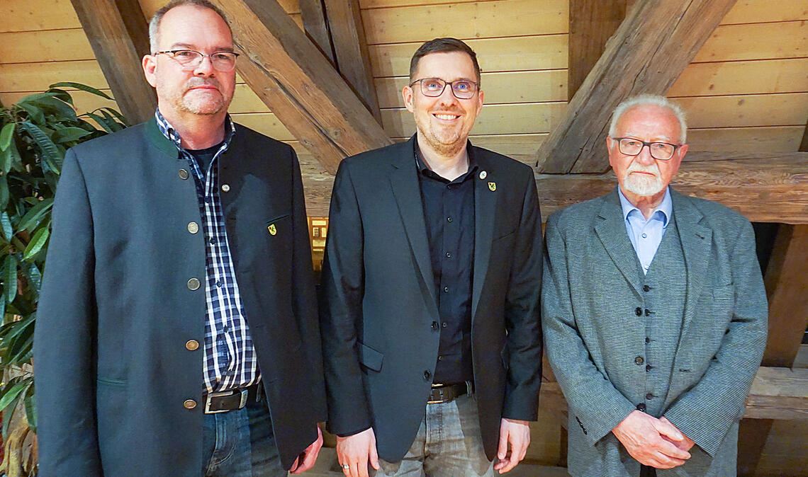 Vereinsvorsitzender Stefan Mast (Mitte) ehrt die verdienten MGV-Sänger Johannes Schulz (li.) und Rudi Spieth. Foto: privat