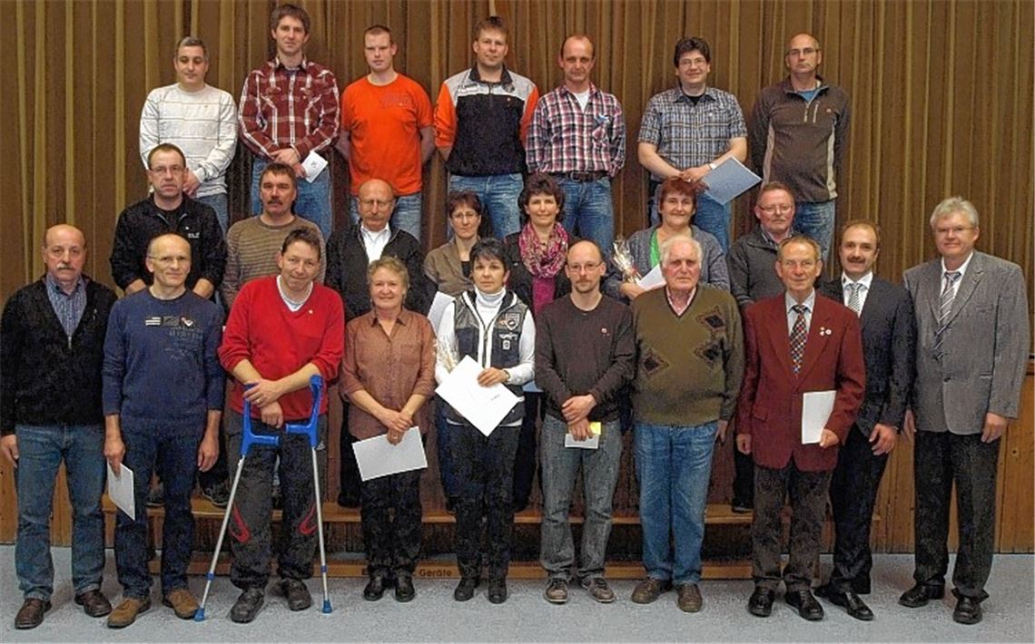Vereinsvorsitzender Ulrich Kurfiß (v.re.) und Matthias Müller vom Württembergischen Landessportbund zeichnen zahlreiche Mitglieder des TSV Großglattbach im Namen des Württembergischen Landessportbunds aus. 