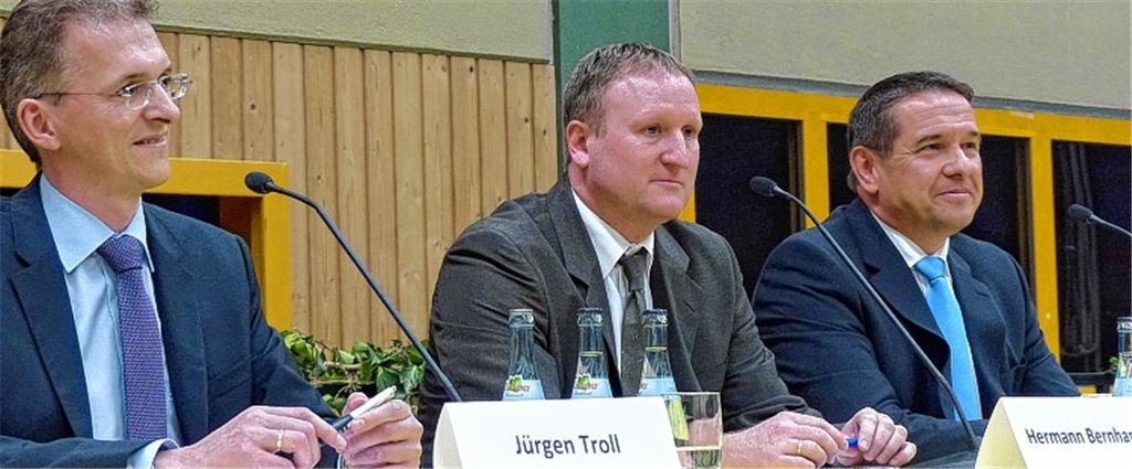 Vereint auf dem Podium (v. li.): die Gegenkandidaten Jürgen Troll und Hermann Bernhardt mit Amtsinhaber Uwe Rupp.