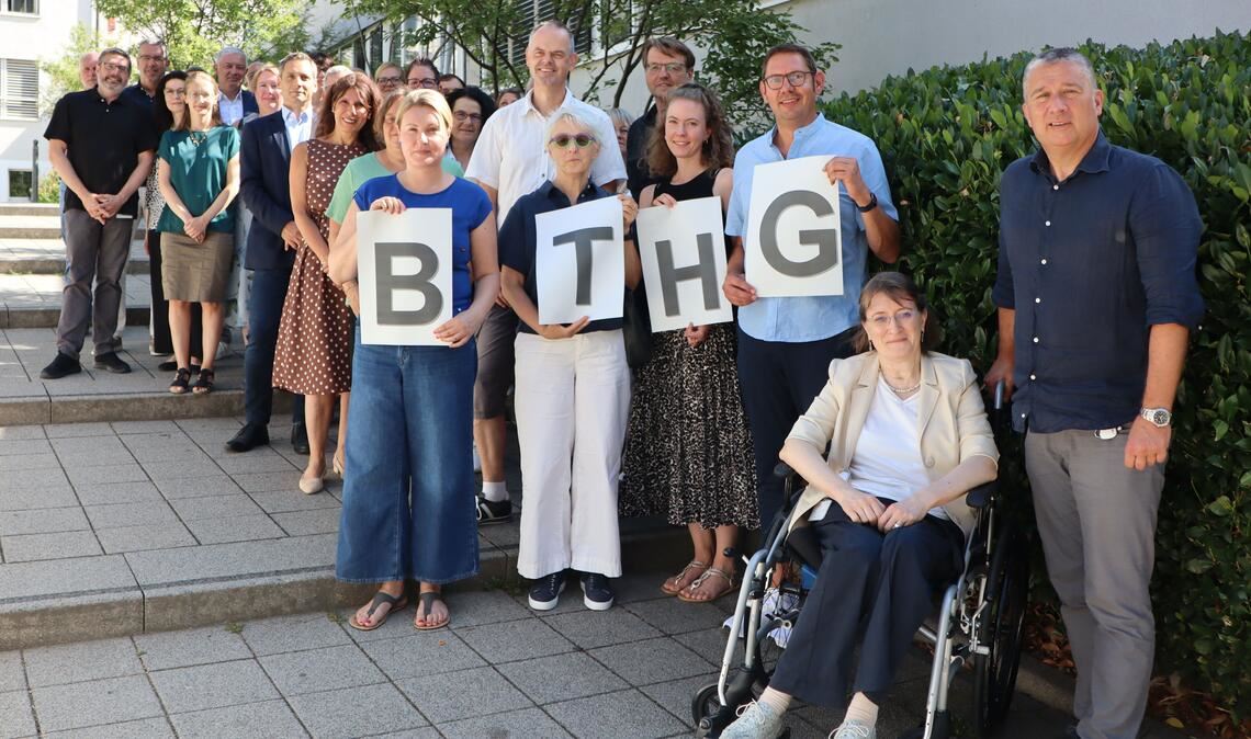 Vereint durch das „Bundesteilhabegesetz (BTHG)“: Mitarbeiterinnen und Mitarbeiter des Kreises und der Stadt und der „Leistungserbringer“ bei ihrem Treffen. Foto: Enzkreis/Hörstman