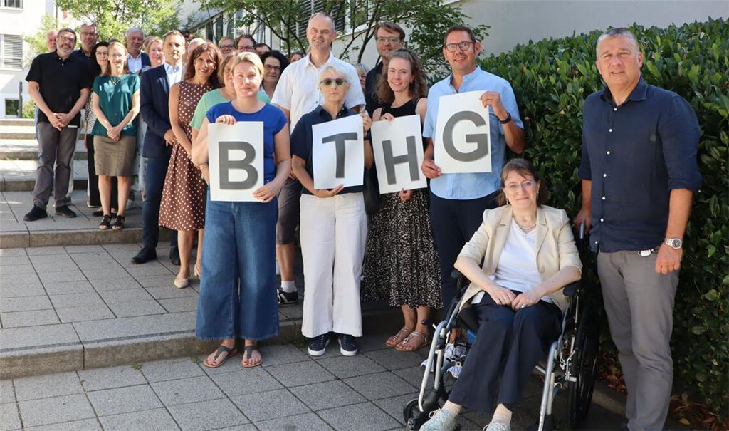 Vereint durch das „Bundesteilhabegesetz (BTHG)“: Mitarbeiterinnen und Mitarbeiter des Kreises und der Stadt und der „Leistungserbringer“ bei ihrem Treffen. Foto: Enzkreis/Hörstman