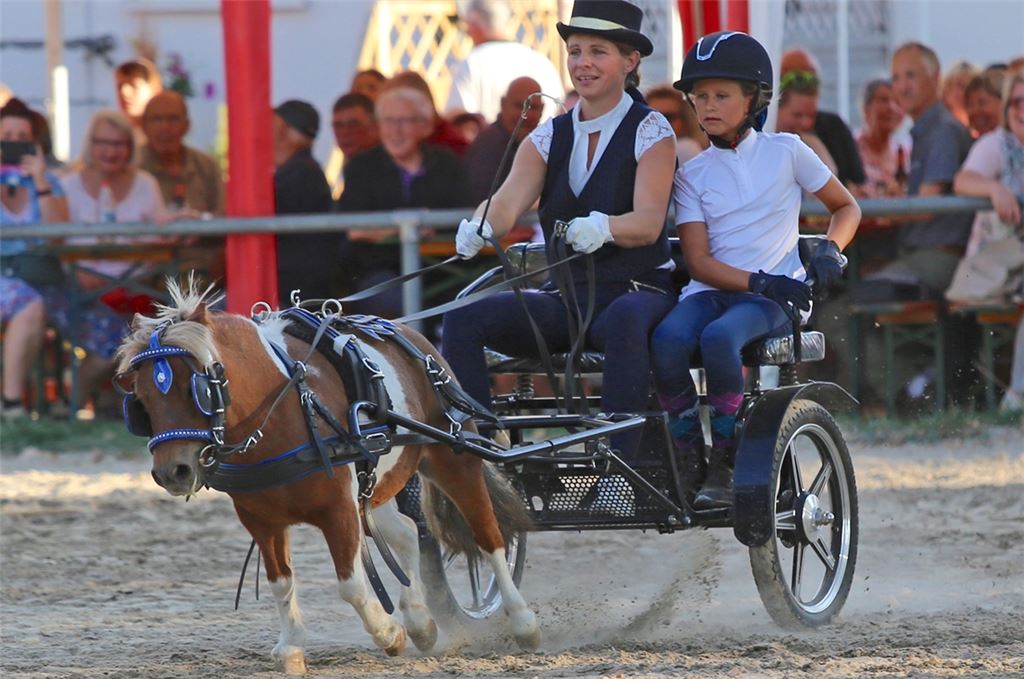 Verena Canbaz aus Mühlacker mit Mini-Shetty-Stute Biene Maja. Foto: Faulhaber