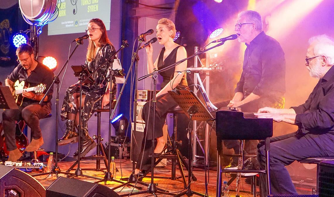 Verena Handl (Mitte), Bianca Dreja und ihre musikalischen Mitstreiter bieten ein Programm mit Gänsehaut-Balladen und Betrachtungen über das Leben und seinen Sinn. Foto: Bastian