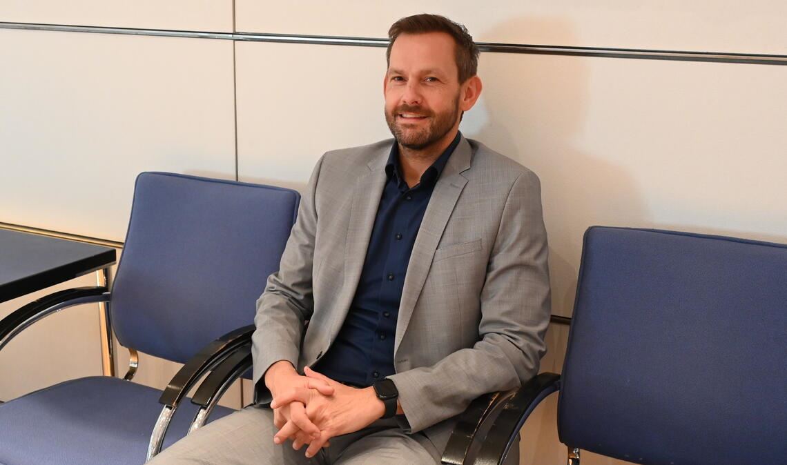 Verfolgt als Gast die Sitzung des besonderen Ausschusses zur Vorbereitung der Wahl des Landrats am 15. Dezember: Amtsinhaber Bastian Rosenau. Foto: Bott