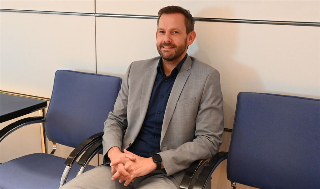 Verfolgt als Gast die Sitzung des besonderen Ausschusses zur Vorbereitung der Wahl des Landrats am 15. Dezember: Amtsinhaber Bastian Rosenau. Foto: Bott