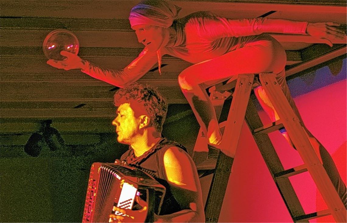 Verführerisch lädt Mephisto aus überlegener Höhe den verzweifelten, nach seinem wahren Ich suchenden Faust ein, doch den Verlockungen dieser Welt zu folgen. Bild rechts oben: „Die Wissenschaft hat der Kindsmörderin Susanna Margaretha Brandt Unrecht getan“, hat bei ihren Recherchen der originalen Gerichtsakten aus den Jahren 1771/72 die Frankfurter Autorin Ruth Berger festgestellt. Sie liest aus ihrem Roman „Gretchen. Ein Frankfurter Kriminalfall“. Auch Ulla Haug-Rößler (Bild rechts unten) hat sich mit Pinsel und Farbe in sieben Bildern extra für die Gretchen-Tage mit dem Lebenslauf und dem Schicksal des so bitter gestraften Mädchens „Gretchen“ auseinandergesetzt. Gezeigt werden auch kleine Gretchen-Skulpturen und Holzschnitte mit Motiven aus Goethes Faust.