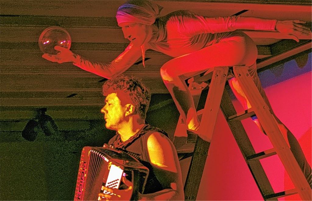 Verführerisch lädt Mephisto aus überlegener Höhe den verzweifelten, nach seinem wahren Ich suchenden Faust ein, doch den Verlockungen dieser Welt zu folgen. Bild rechts oben: „Die Wissenschaft hat der Kindsmörderin Susanna Margaretha Brandt Unrecht getan“, hat bei ihren Recherchen der originalen Gerichtsakten aus den Jahren 1771/72 die Frankfurter Autorin Ruth Berger festgestellt. Sie liest aus ihrem Roman „Gretchen. Ein Frankfurter Kriminalfall“. Auch Ulla Haug-Rößler (Bild rechts unten) hat sich mit Pinsel und Farbe in sieben Bildern extra für die Gretchen-Tage mit dem Lebenslauf und dem Schicksal des so bitter gestraften Mädchens „Gretchen“ auseinandergesetzt. Gezeigt werden auch kleine Gretchen-Skulpturen und Holzschnitte mit Motiven aus Goethes Faust.