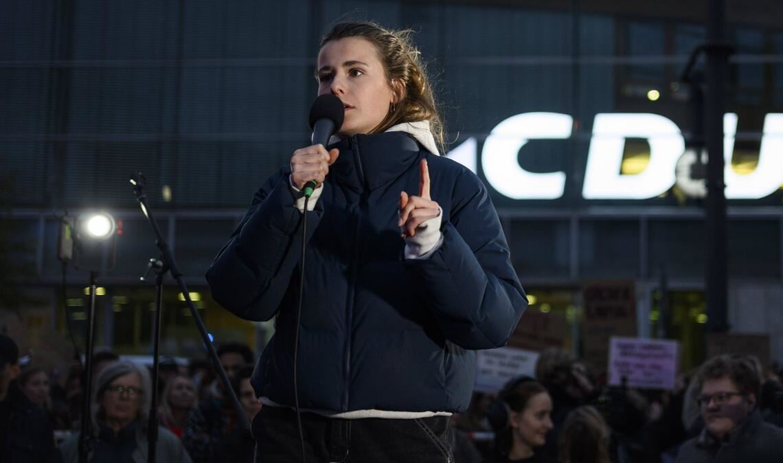 Vergangene Woche trat Luisa Neubauer als Sprecherin bei einer „Wir sind die Töchter“-Kundgebung in Berlin auf, bei der Tausende Menschen vor der Parteizentrale der CDU  protestierten.
