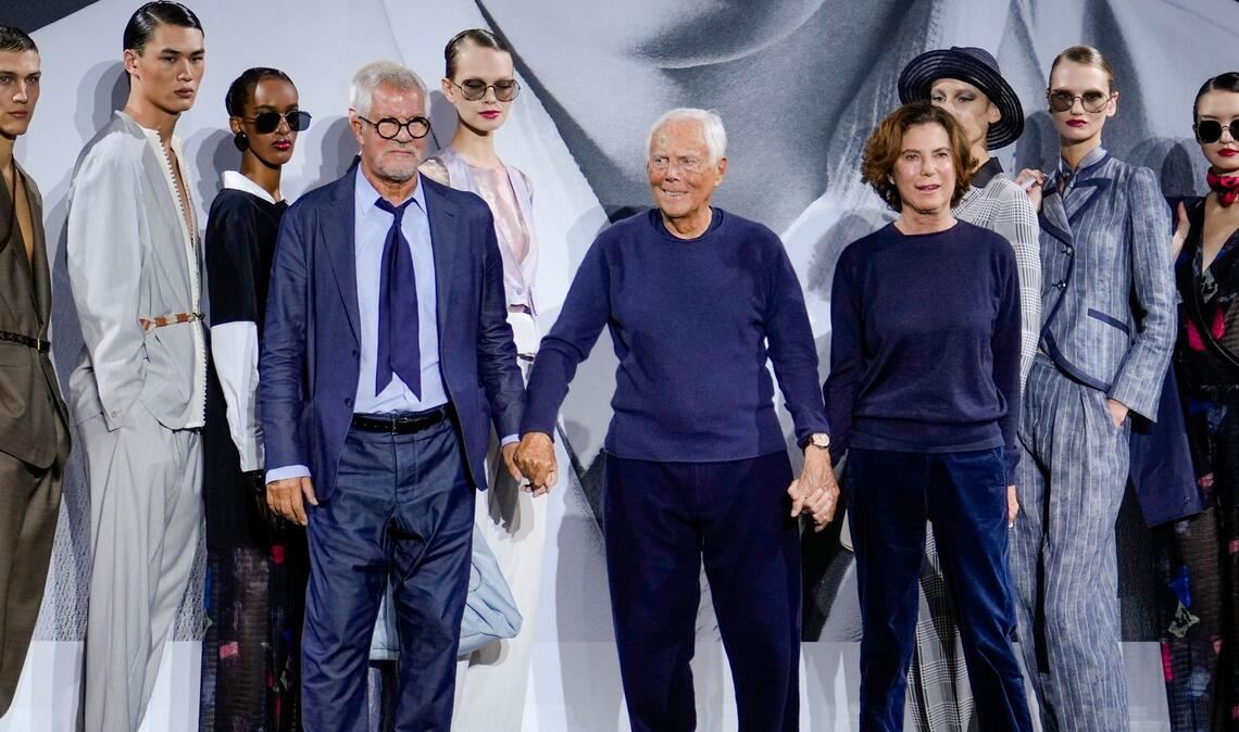 Nach Tod von Armani: Wie geht es mit dem Modehaus weiter? Vergangenes Jahr zeigte sich Armani auf dem Laufsteg mit Leo Dell'Orco und seiner Nichte Roberta. (Archivbild)