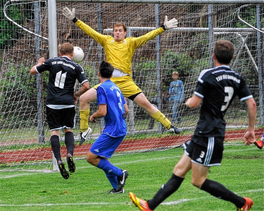 Vergeblich macht sich Denis Rommel im Illinger Tor groß. Der Ball schlägt in der Nachspielzeit zum 2:3 hinter ihm ein.
