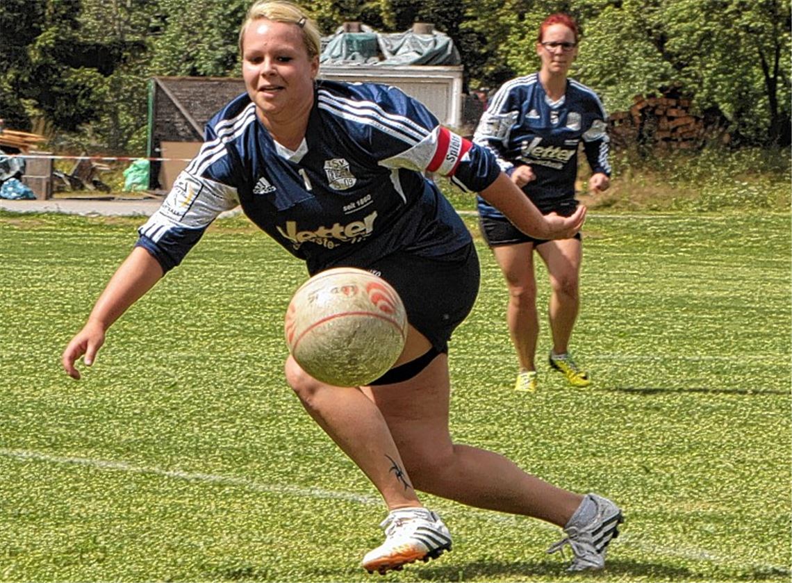 Vergeblich versucht Irina Vetter (li., mit Nadine Schnaugst) in dieser Szene den Ball zu erlaufen. Meist sind die Angriffsschläge des TV Tannheim zu gut platziert.