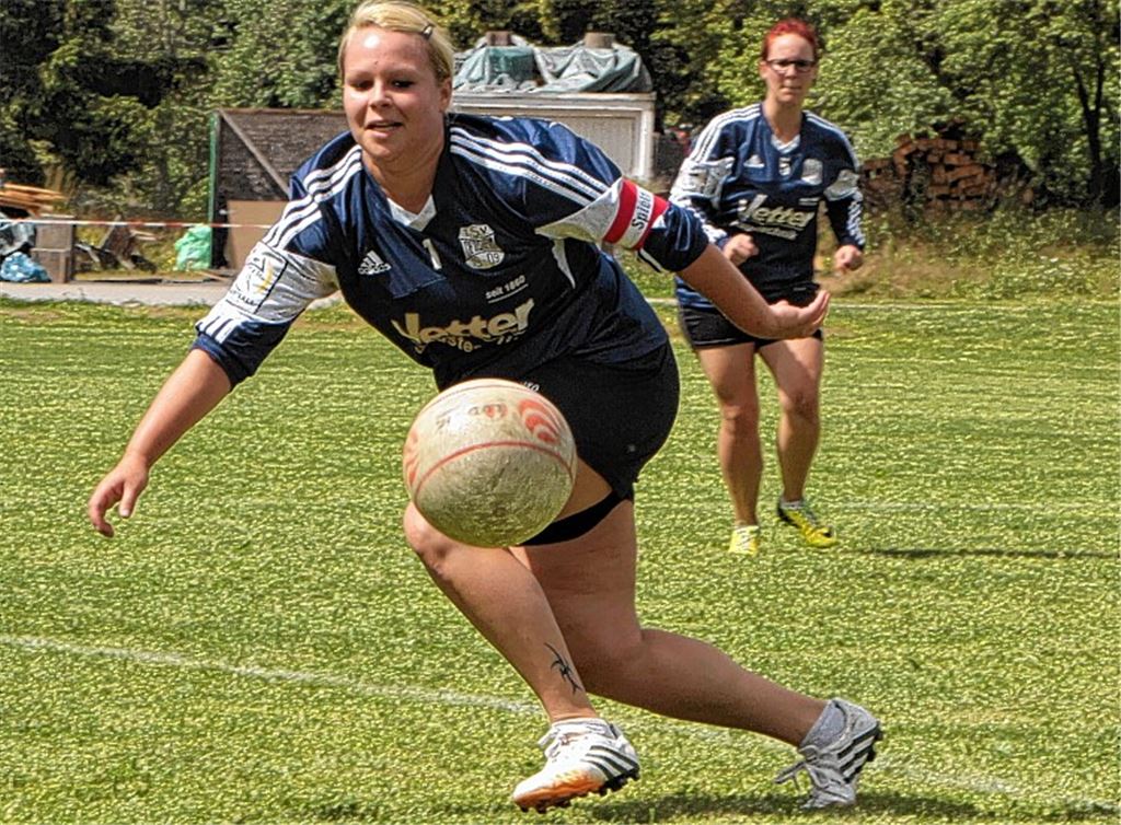 Vergeblich versucht Irina Vetter (li., mit Nadine Schnaugst) in dieser Szene den Ball zu erlaufen. Meist sind die Angriffsschläge des TV Tannheim zu gut platziert.
