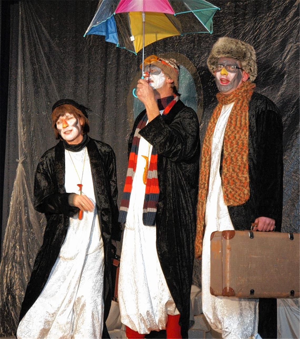 Vergnügliches Theater: Pinguine schmuggeln ihren Artgenossen mit auf die Arche. Foto: Appich