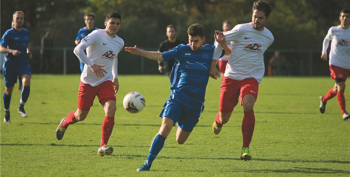 Verhakt: Der Illinger Spieler versucht sich im Angriff gegen Nussdorfs abgeklärte Defensive durchzusetzen, doch kommt hier wie sein Team über 90 Minuten lang nicht so recht zum Zug. Wewoda