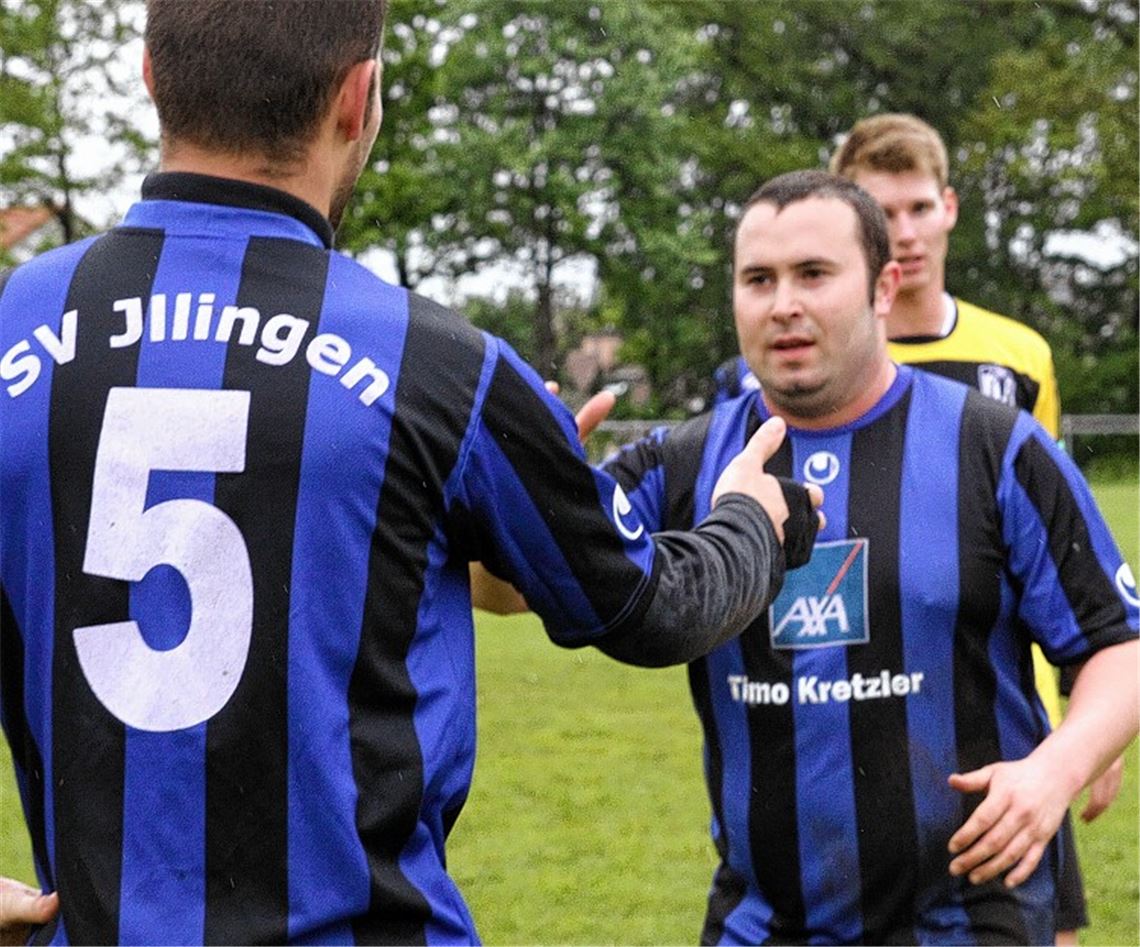 Verhaltene Freude: Illingens Kapitän Björn Kachel (li) und der sechsfache Torschütze Tobias Häfner gratulieren sich zur Vizemeisterschaft. Foto: Eigner