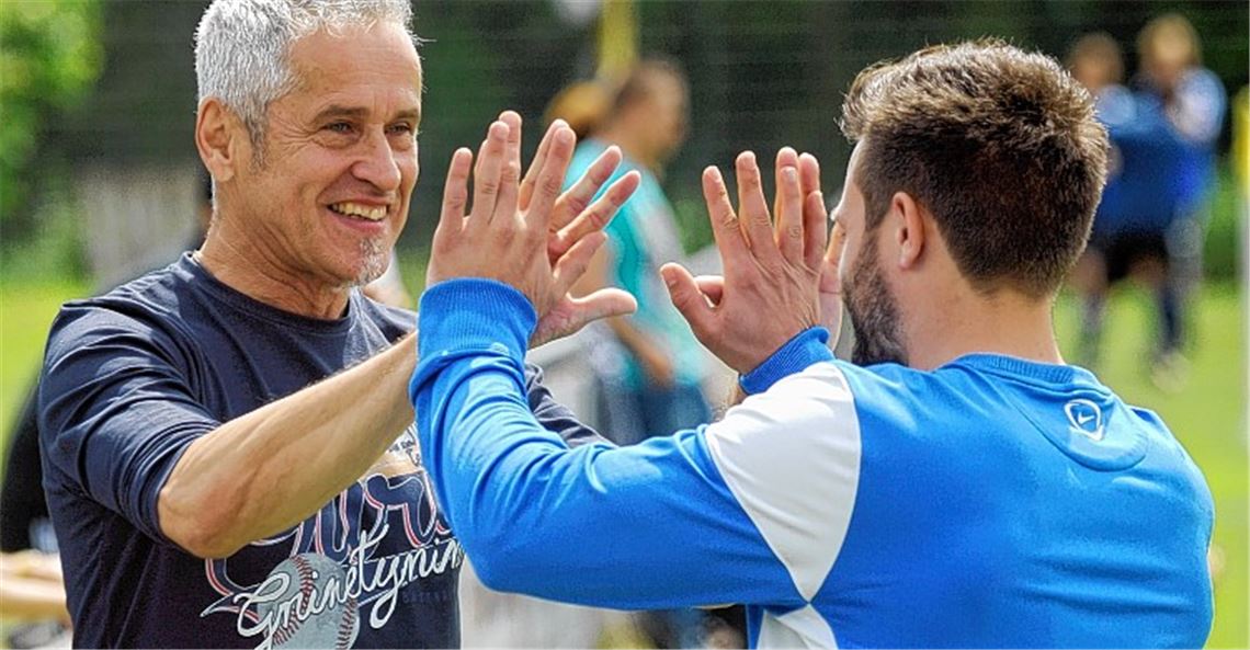 Verhaltene Freude über den Sieg bei Eberhard Braun und seiner Mannschaft. Für das Relegationsspiel am Sonntag fehlen dem FV Knittlingen womöglich zwei wichtige Spieler.