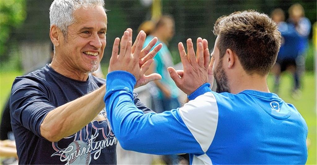 Verhaltene Freude über den Sieg bei Eberhard Braun und seiner Mannschaft. Für das Relegationsspiel am Sonntag fehlen dem FV Knittlingen womöglich zwei wichtige Spieler.