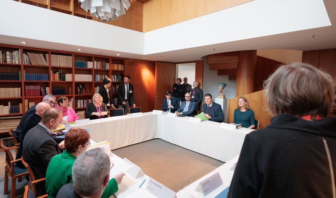 Verhandlungsbeginn in Berlin.