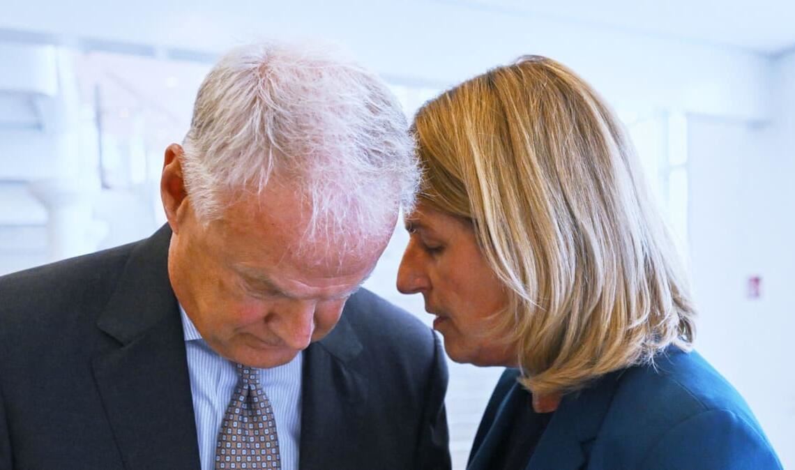 Verhandlungsführer im vertraulichen Austausch: Der Südwestmetall-Vorsitzende Peter Sebastian Krause und IG-Metall-Bezirksleiterin Barbara Resch.