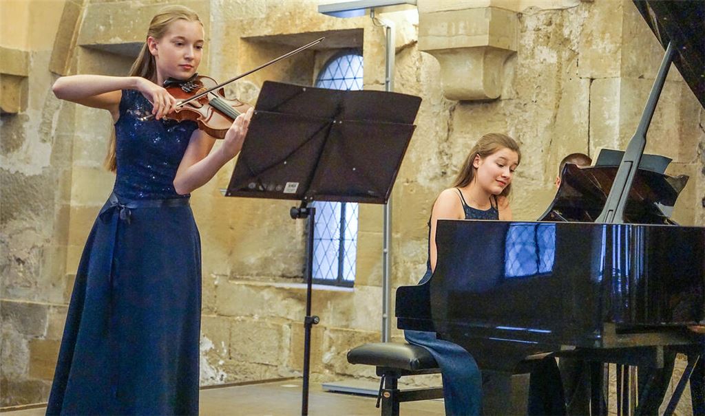 Verheißungsvolle Auftritte: Geigerin Marie Scheffel und Pianistin Pauline Heinrich. Fotos: Bastian